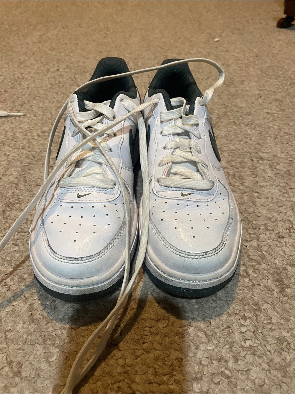 Nike Kids Air Forcé 1 White and Green Kids Low-Top Sneakers worn  twice